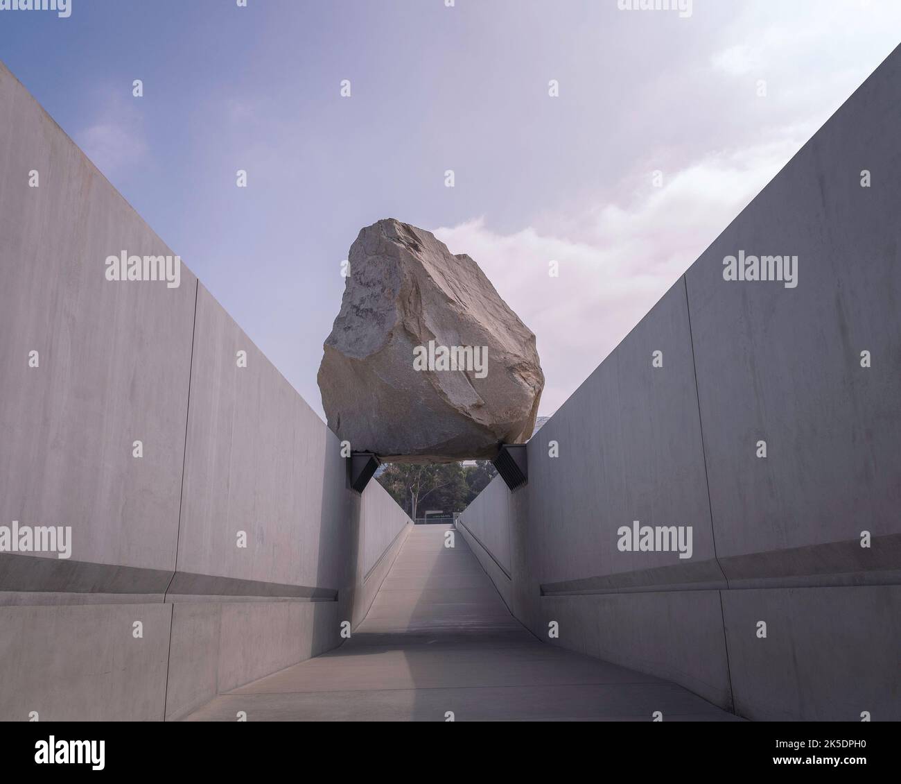 Los Angeles, CA, USA - 6 ottobre 2022: Al LACMA di Los Angeles, CA, è esposta la scultura pubblica d'arte "Messa levitata" dell'artista Michael Heizer. Foto Stock