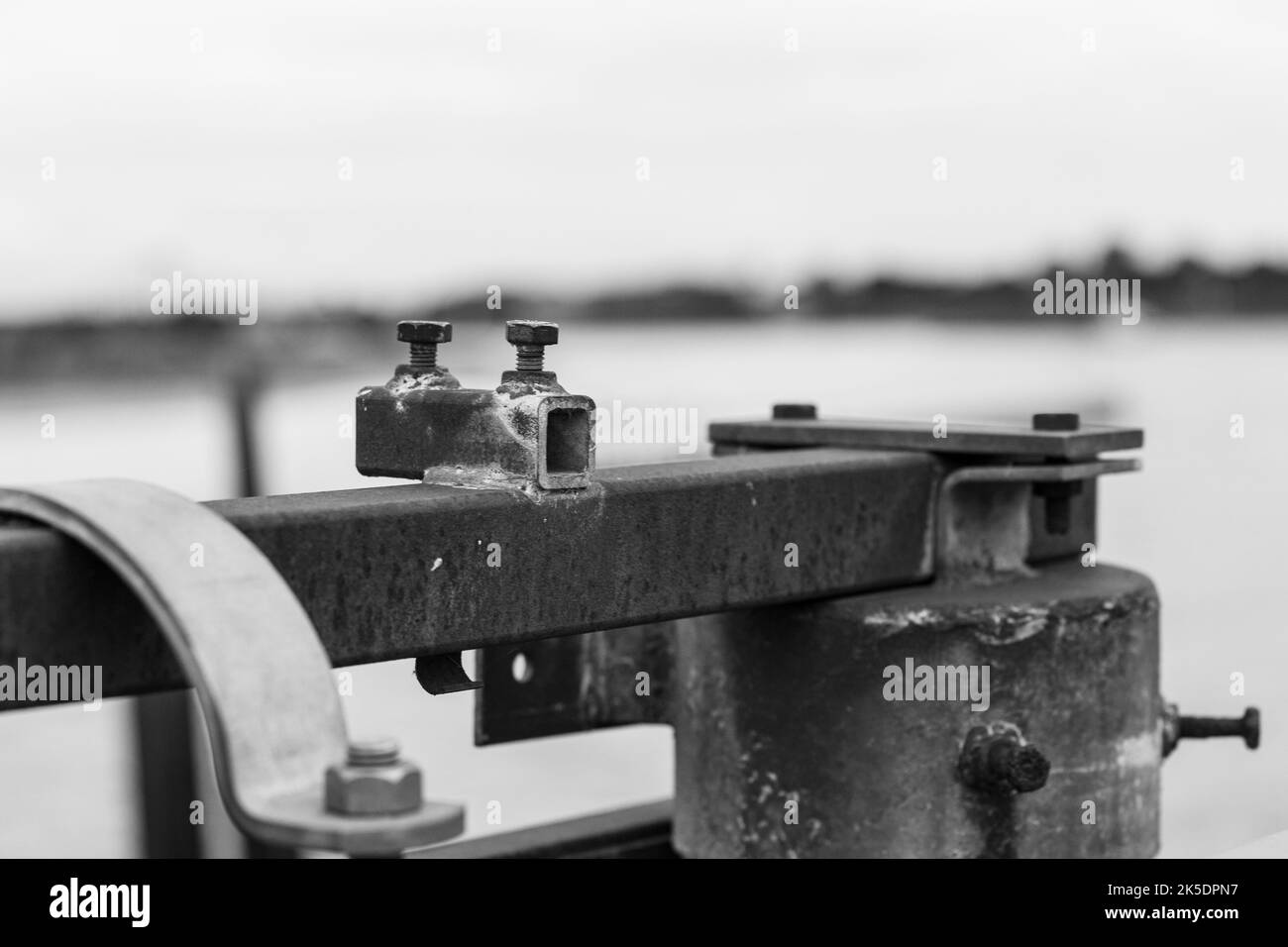 Un primo piano di un vecchio supporto in acciaio sul fiume Rhein tedesco Foto Stock