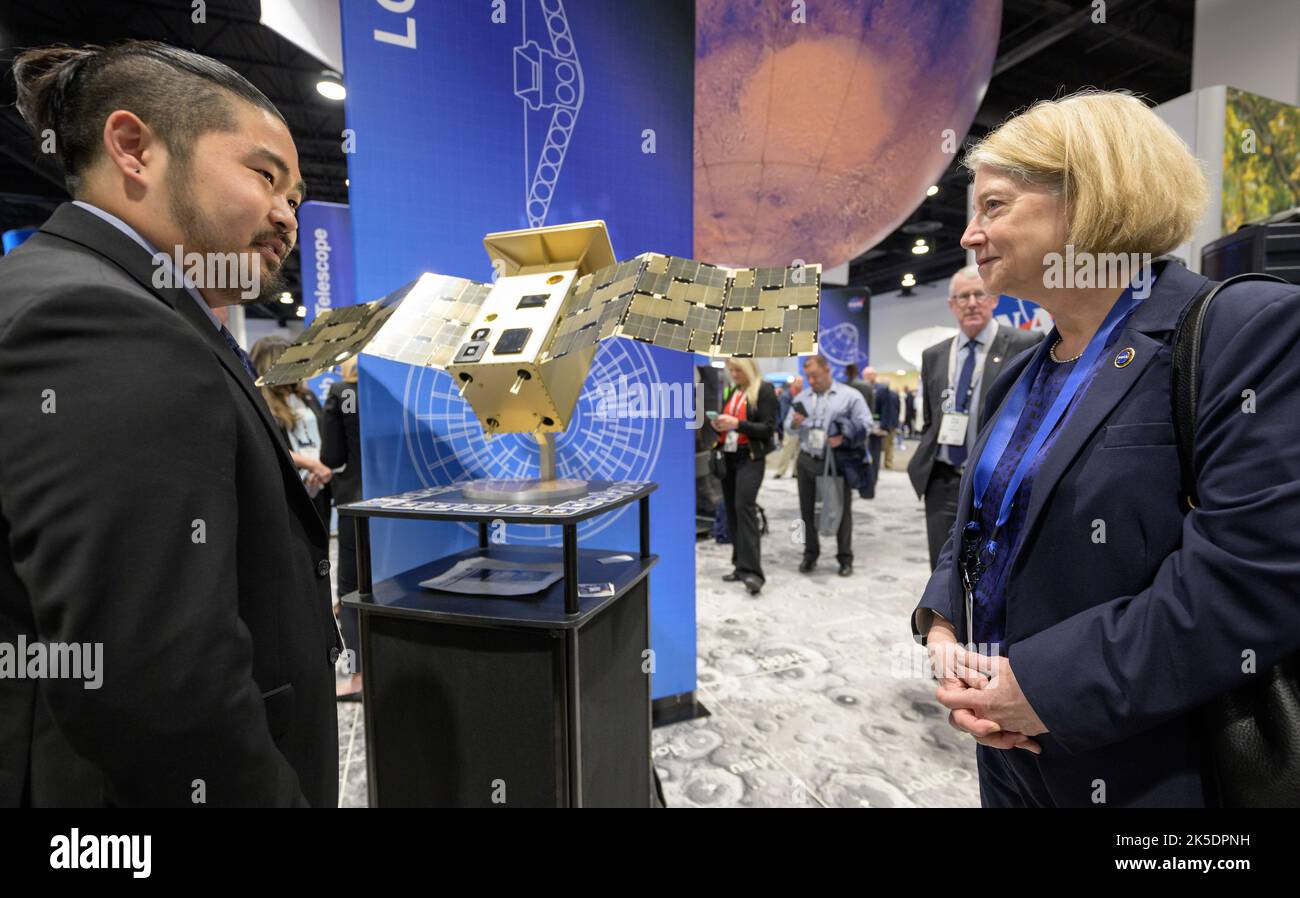 Pam Melroy, Vice Amministratore della NASA, incontra i colleghi nell'area della NASA Exhibit durante il 37th° Simposio spaziale, mercoledì 6 aprile 2022, a Colorado Springs, Colorado. Foto Stock