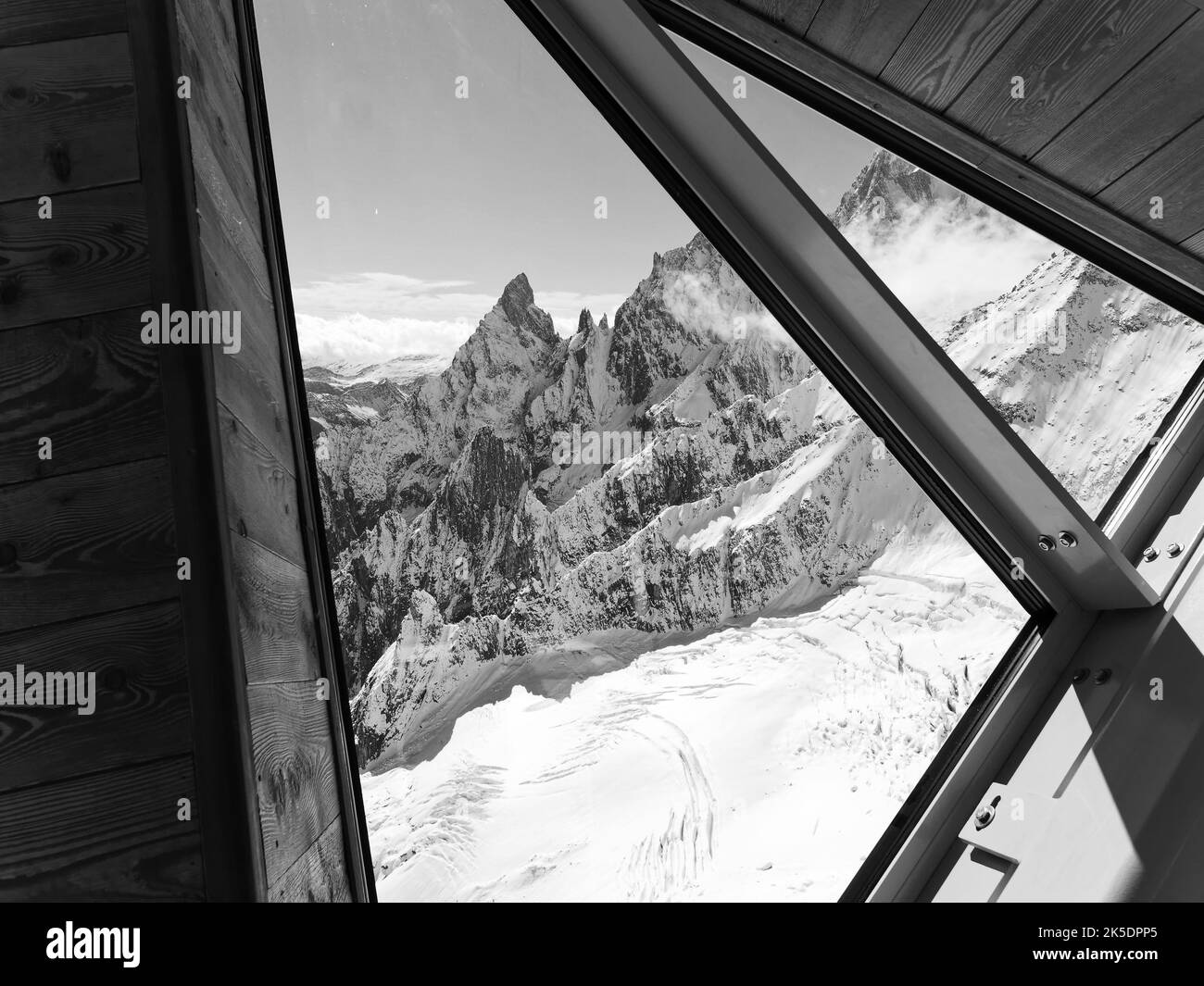 Punto di vista in cima allo Skyway Monte Bianco, un sistema di funivia vicino Courmayeur. Valle d'Aosta, Italia Foto Stock
