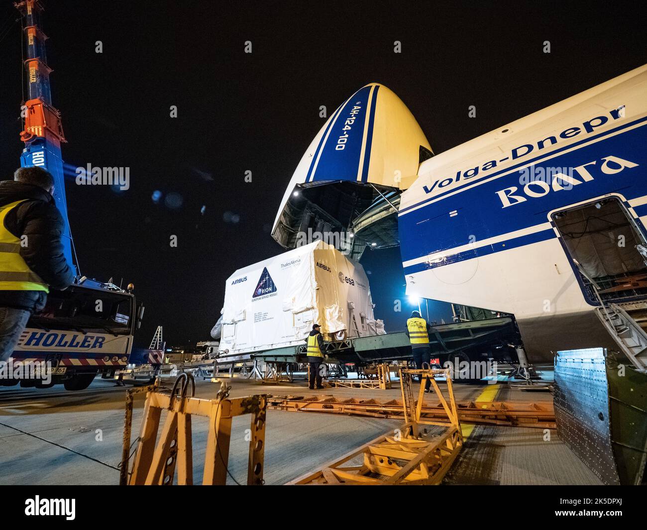 Il modulo di servizio europeo di Orion è caricato sull'aereo Antonov a Brema, in Germania, il 5 novembre 2018 per il trasporto al Kennedy Space Center...per la prima volta, la NASA utilizzerà un sistema costruito in Europa come elemento critico per alimentare una navicella spaziale americana, Estendere la cooperazione internazionale della Stazione spaziale Internazionale nello spazio profondo. Il modulo di servizio europeo è una collaborazione unica tra le agenzie spaziali e l'industria, tra cui il primo appaltatore dell'ESA, Airbus e 10 paesi europei. Il completamento del lavoro del modulo di assistenza in Europa e la spedizione a Kennedy rappresentano un importante miglio Foto Stock