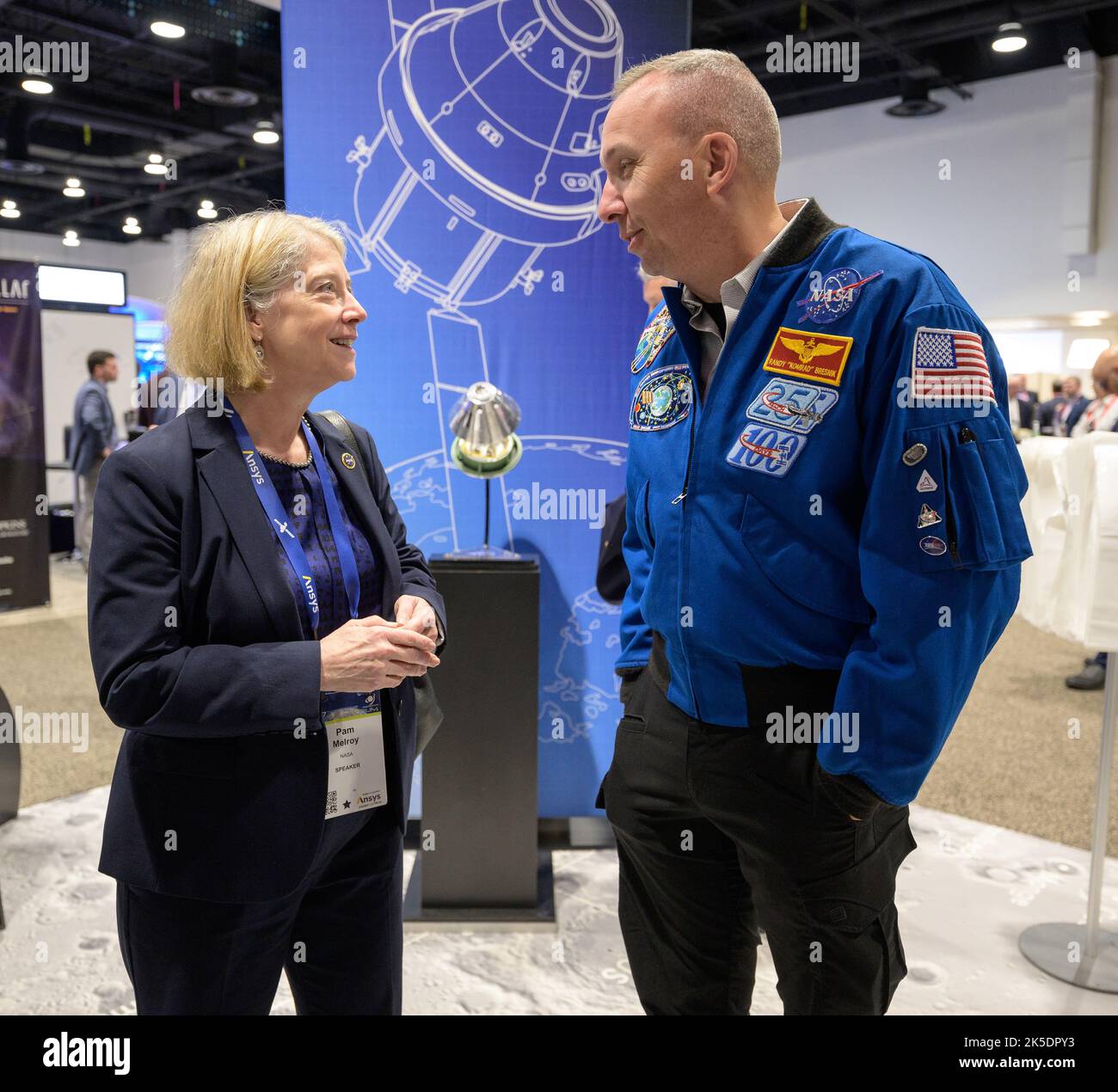 Pam Melroy, vice amministratore della NASA, parla con l'astronauta della NASA Randy Bresnik all'area della mostra della NASA durante il 37th° Simposio spaziale, mercoledì 6 aprile 2022, a Colorado Springs, Colorado. Foto Stock