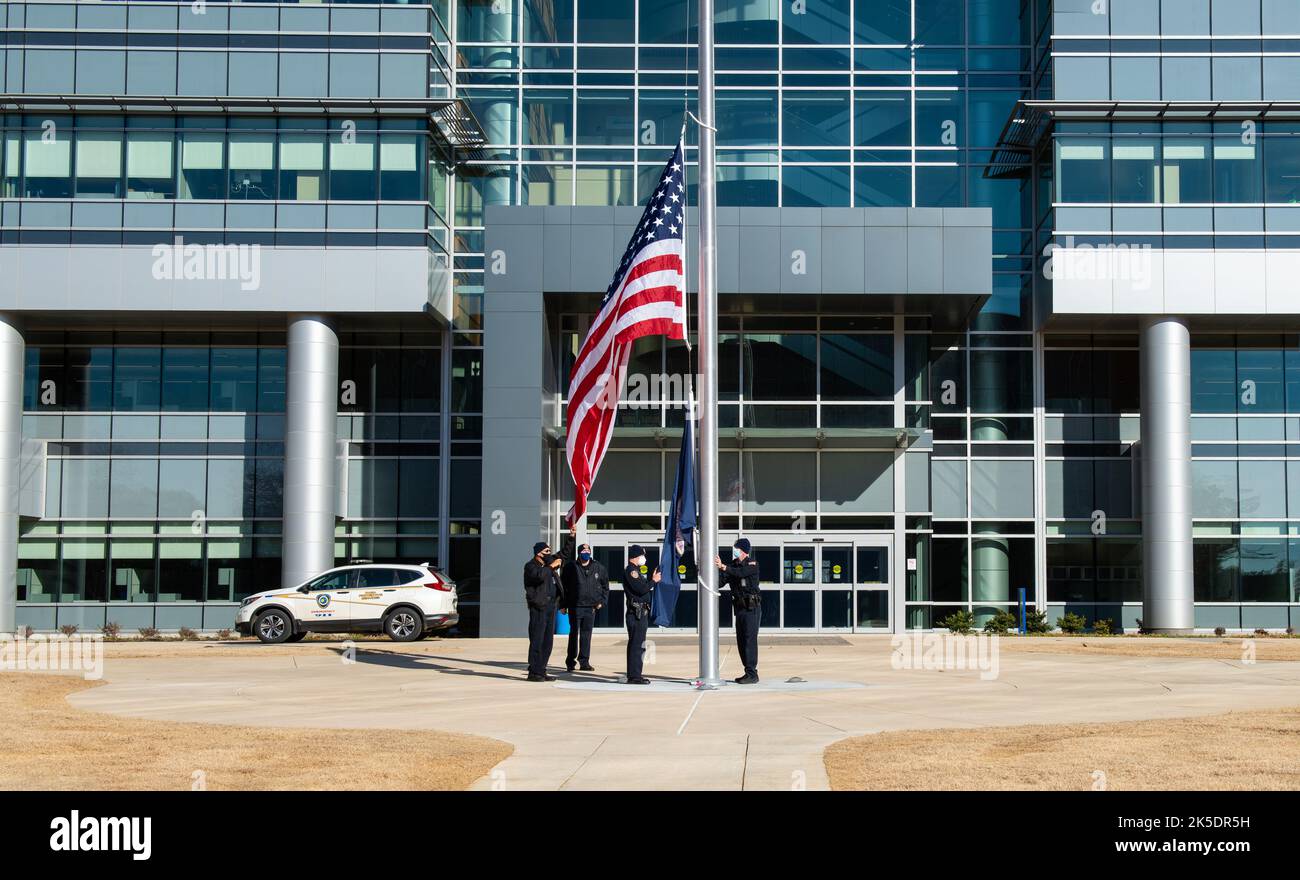 L'edificio 4221 al Marshall Space Flight Center di Huntsville, Alabama, ha ricevuto bandiere statunitensi e della NASA il 26 gennaio 2022, segnalando il trasferimento del quartier generale dall'edificio originale 4200, operativo dal 1963. Il nuovo edificio è stato inaugurato il 22 aprile 2019 ed è ecologico. Foto Stock