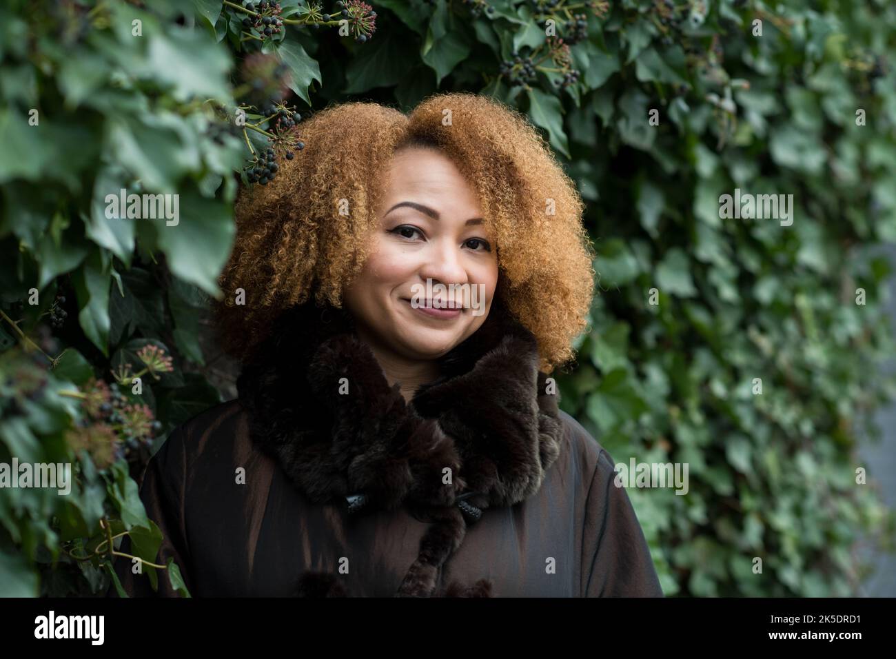 Durante il COVID-19, un individuo creativo è passato dalla danza e dalla musica alla scrittura di sceneggiature e allo sviluppo di campagne strategiche per la NASA, producendo contenuti e campagne video per comunicare programmi al pubblico. Foto Stock