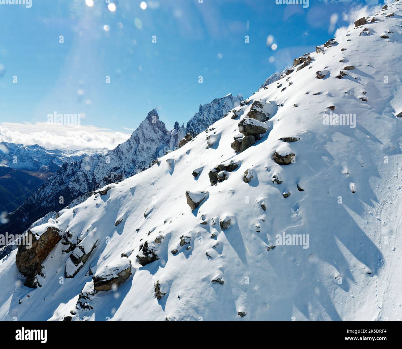 Punto di vista in cima allo Skyway Monte Bianco, un sistema di funivia vicino Courmayeur. Valle d'Aosta, Italia Foto Stock