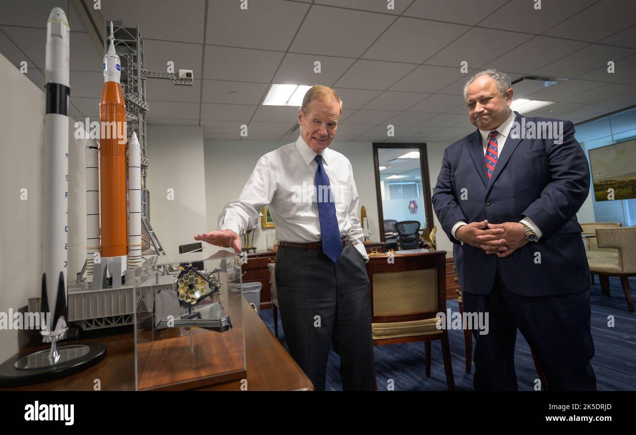 L'amministratore della NASA Bill Nelson, partito, e il Segretario della Marina Carlos del Toro si incontrano, martedì 7 giugno 2022, presso la sede centrale della NASA di Mary W. Jackson a Washington. Foto Stock