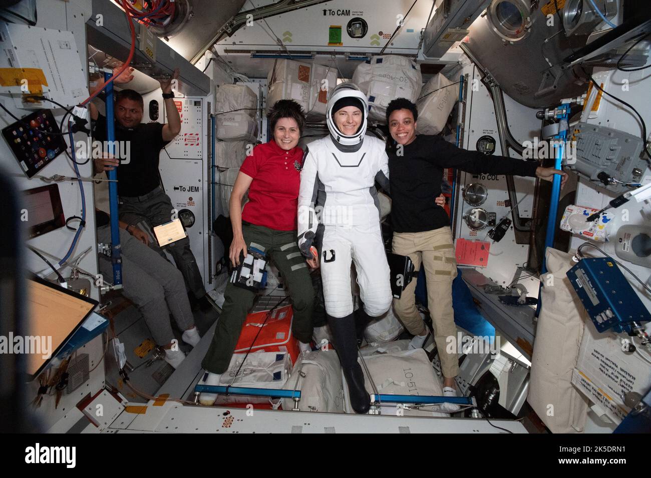L'astronauta della NASA, Kayla Barron, è raffigurato nel suo tuta di volo SpaceX pochi istanti prima di salire a bordo della nave dell'equipaggio Dragon Endeavour e partire per la Terra. Sta posando con (da sinistra) l'astronauta della NASA Kjell Lindgren, l'astronauta dell'ESA Samantha Cristoforetti e l'astronauta della NASA Jessica Watkins. Foto Stock