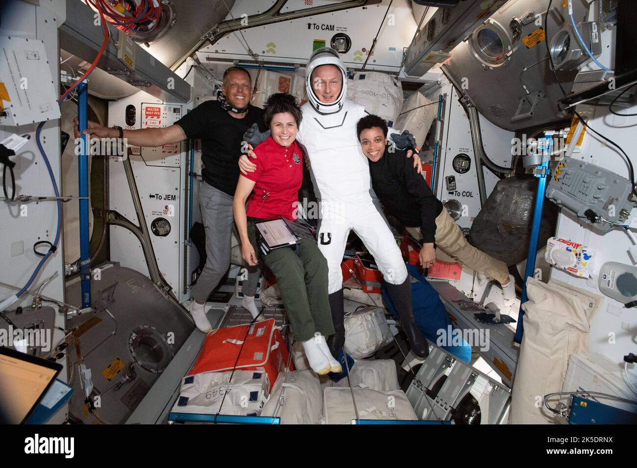 L'astronauta dell'ESA (Agenzia spaziale europea) Matthias Maurer è raffigurato nel suo tuta di volo SpaceX pochi istanti prima di salire a bordo della nave dell'equipaggio Dragon Endeavour e partire per la Terra. Sta posando con (da sinistra) l'astronauta della NASA Bob Hines, l'astronauta dell'ESA Samantha Cristoforetti e l'astronauta della NASA Jessica Watkins. Foto Stock
