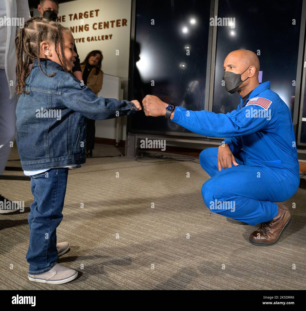 L'astronauta della NASA Victor Glover pompa a pugno con Ezra Garrel di 3 anni ad un evento educativo presso il National Museum of African American History and Culture di Washington, D.C., il 28 aprile 2022. Glover fu pilota e secondo in comando sulla SpaceX Crew-1 Resilience, che completò una missione di lunga durata sulla stazione spaziale Internazionale, atterrando il 2 maggio 2021. Foto Stock