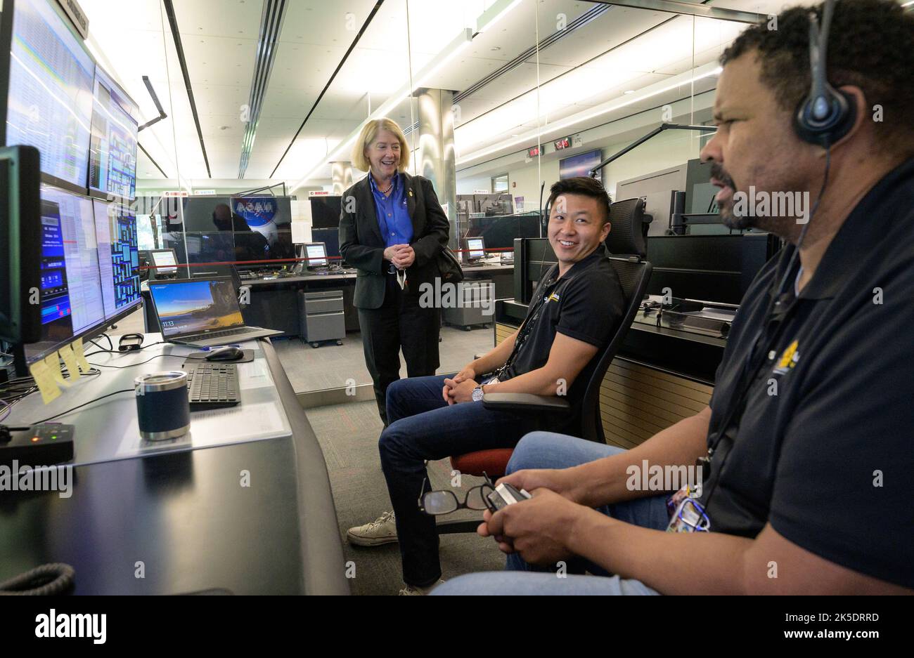Il 29 giugno 2022, il vice amministratore della NASA Pam Melroy visitò il James Webb Space Telescope Mission Operations Center presso lo Space Telescope Science Institute di Baltimora, discutendo i preparativi finali e i piani scientifici del primo anno. Foto Stock