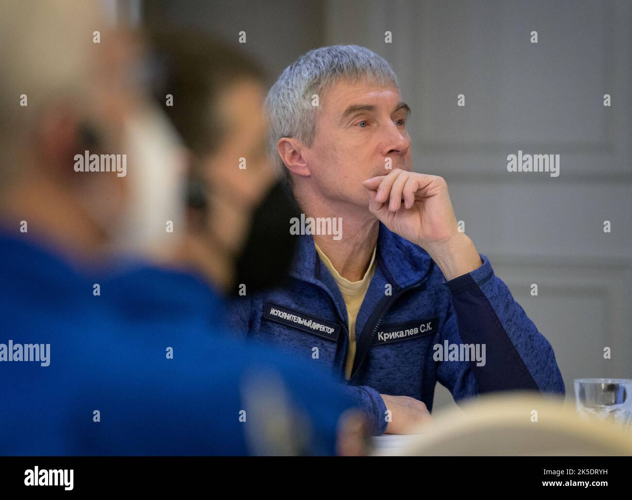 Sergei Krikalev, Roscosmos direttore esecutivo dei programmi Human Spaceflight, partecipa ad una riunione presso il Cosmonaut Hotel a Karaganda, Kazakistan, il 28 marzo 2022, preparandosi per il ritorno dei membri dell'equipaggio di Expedition 66. Foto Stock