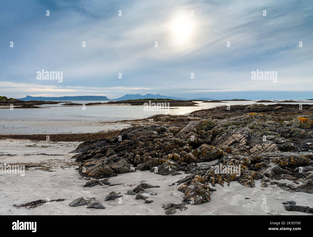 Bella remota, spiaggia deserta con sabbia bianca, a metà estate, sulla costa occidentale della Scozia, al bordo delle Highlands scozzesi, mare limpido, mare calmo, bianco cottag Foto Stock