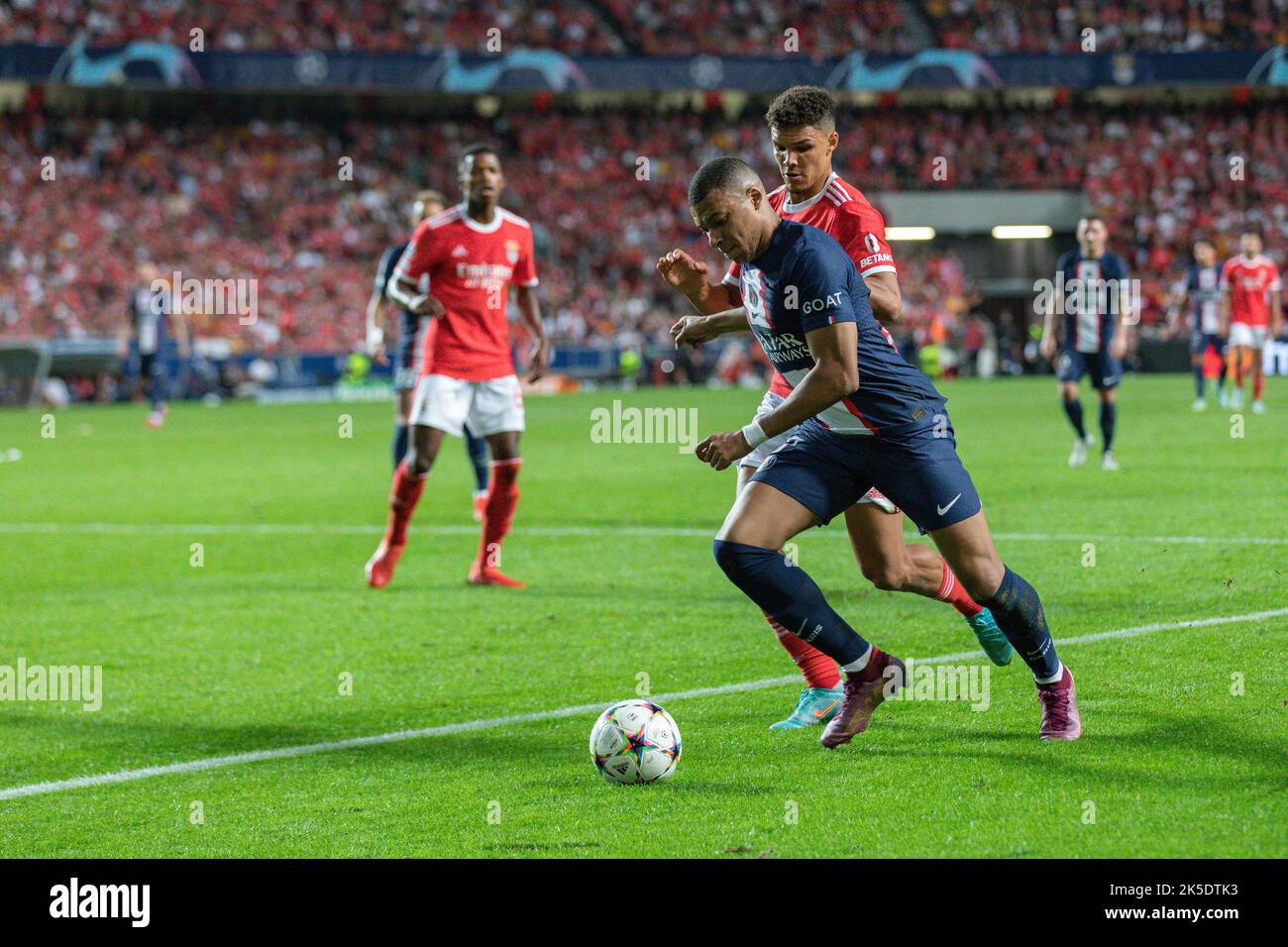 Ottobre 05, 2022. Lisbona, Portogallo. L'andata di Parigi Saint-Germain dalla Francia Kylian Mbappe (7) in azione durante il gioco del 3rd° turno del Gruppo H per la UEFA Champions League, Benfica vs Paris Saint-Germain © Alexandre de Sousa/Alamy Live News Foto Stock