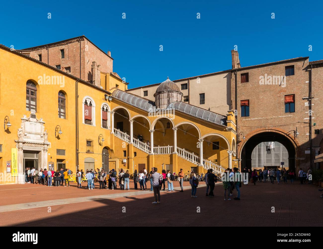 Ferrara, Italia (2nd ottobre 2022) - Piazza del Municipio con l'imponente scalinata in marmo (1481) Foto Stock