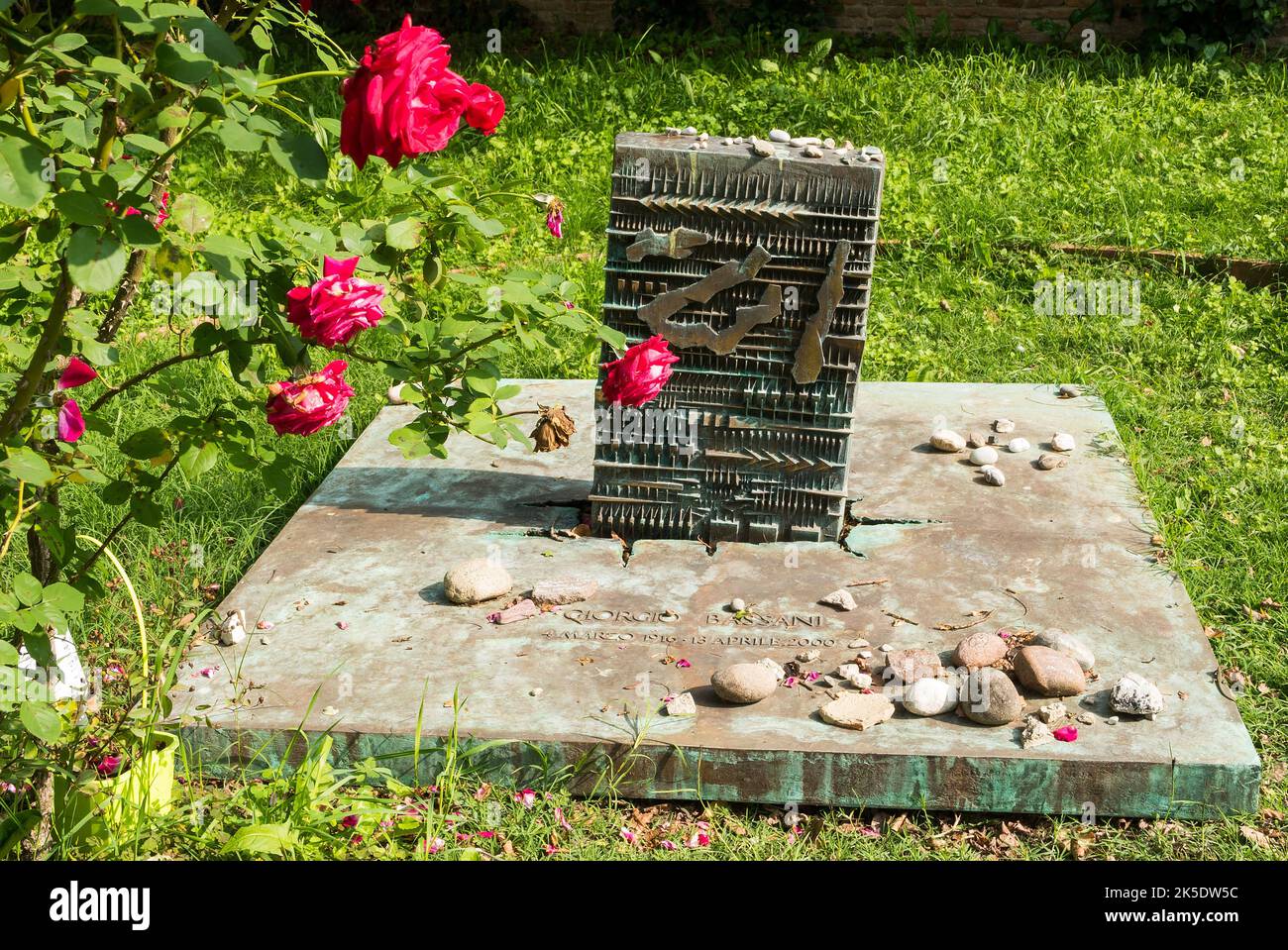 Ferrara (3rd ottobre 2022) - la tomba dello scrittore italiano Giorgio Bassani (1916-2000) nell'antico cimitero ebraico Foto Stock
