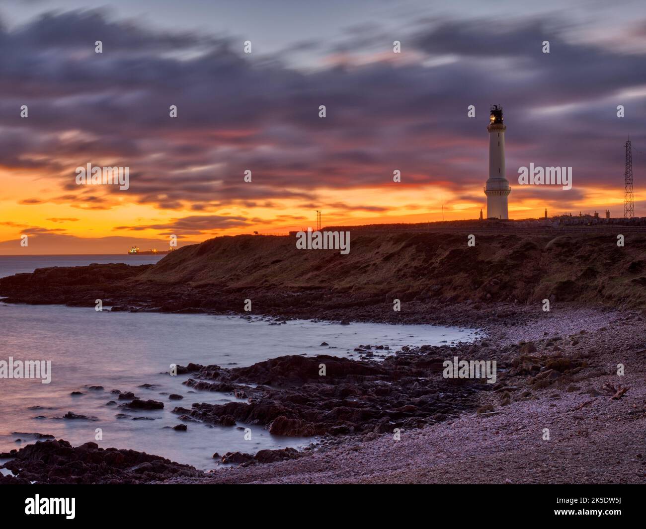 Una vista di Aberdeen Bay e del Girdleness Lighthouse, Aberdeen, Scozia Foto Stock