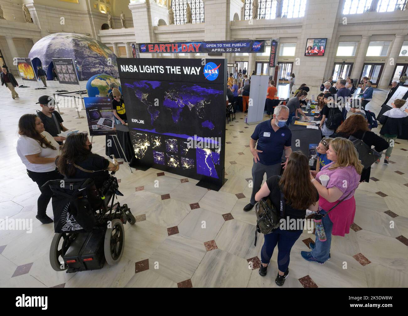 Il 22 aprile 2022, giornata della Terra, i visitatori hanno interagito con le mostre pratiche della NASA presso la Union Station di Washington, D.C., esplorando mostre scientifiche, spaziali e tecnologiche. Foto Stock