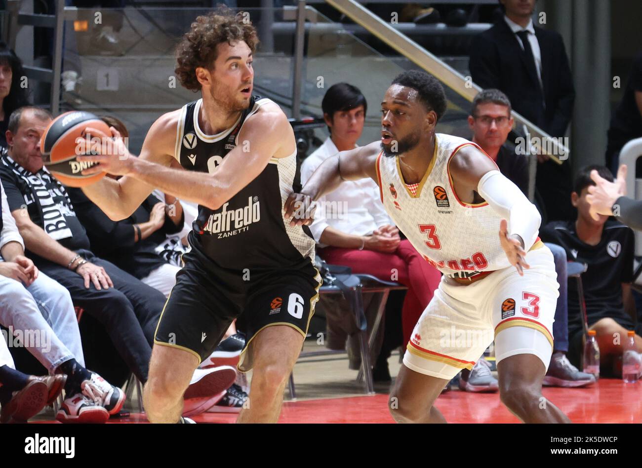 Bologna, Italia. 07th Ott 2022. Alessandro Pajola (Segafredo Virtus Bologna) (L) contrastato da Jordan Loyd (COME Monaco) durante la partita del campionato di basket Eurolega Segafredo Virtus Bologna Vs. AS Monaco - Bologna, 7 ottobre 2022 al Paladozza sport Palace Credit: Live Media Publishing Group/Alamy Live News Foto Stock