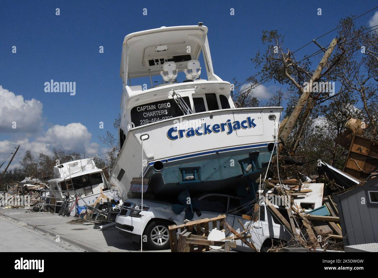 Fort Myers Beach, Stati Uniti. 04th Ott 2022. La barca da pesca Crackerjack charter è buttato in cima a un SUV durante la massiccia categoria 4 Hurricane Ian, 4 ottobre 2022 a Fort Myers Beach, Florida. Credit: Mark Rankin/US Army/Alamy Live News Foto Stock