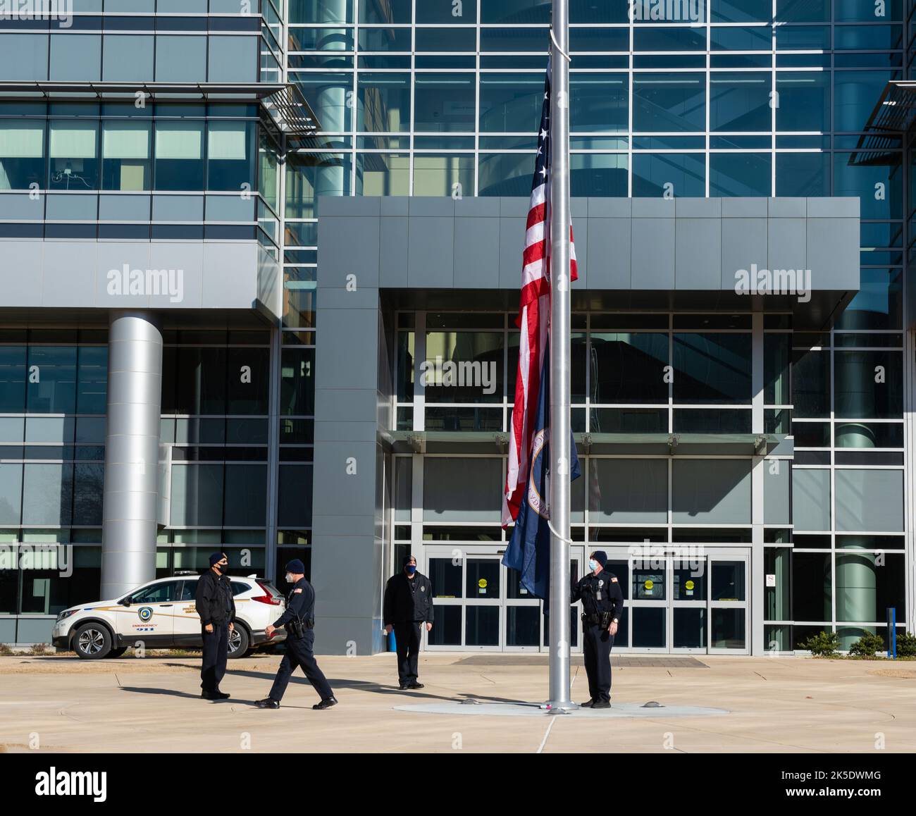 Il 26 gennaio 2022, il quartier generale del Marshall Space Flight Center fu ufficialmente trasferito all'edificio 4221 a Huntsville, Alabama. Le bandiere degli Stati Uniti e della NASA sono state alzate. L'edificio 4221 è stato aperto il 22 aprile 2019, come struttura ecologica, in sostituzione dell'edificio 4200. Foto Stock
