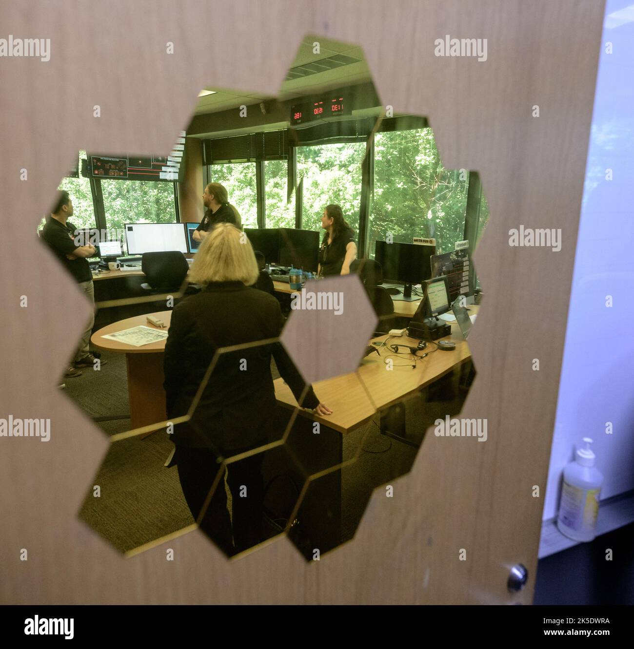 Il 29 giugno 2022, il vice amministratore della NASA Pam Melroy ha visitato l'ufficio di analisi di rilevamento e controllo del fronte d'onda JWST presso lo Space Telescope Science Institute di Baltimora per rivedere i preparativi finali per la sua missione scientifica. Foto Stock