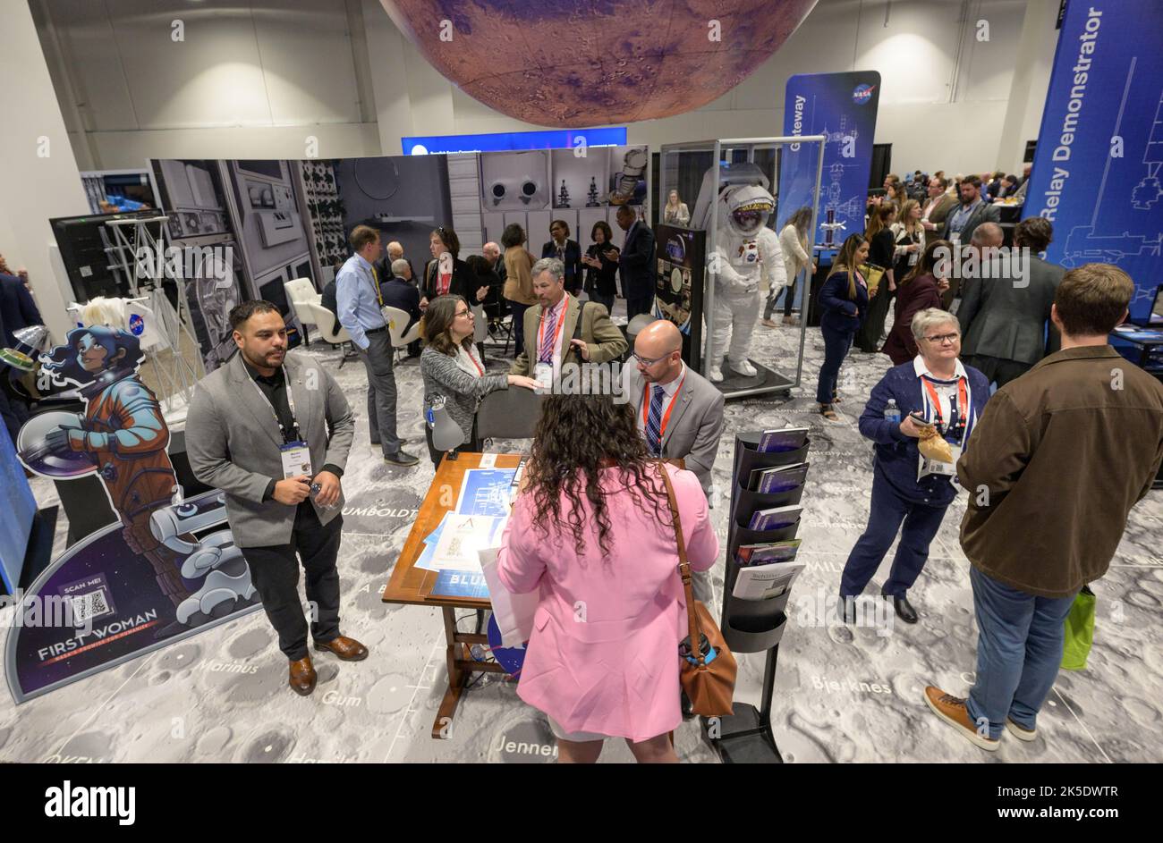 La mostra della NASA al 37th Space Symposium di Colorado Springs, 5 aprile 2022, ha presentato programmi spaziali, tecnologie, e missioni ai partecipanti al simposio. Foto Stock