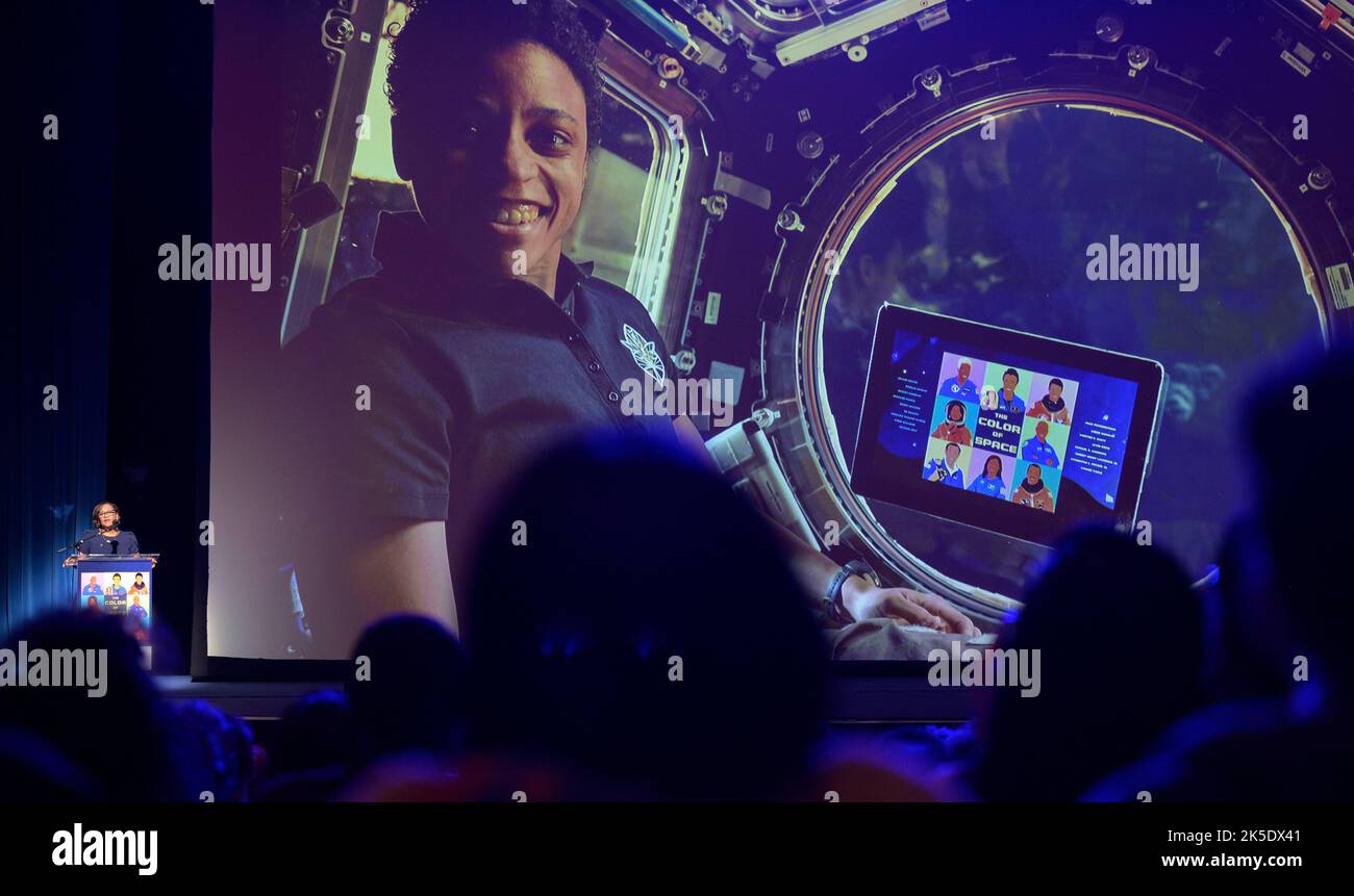 La direttrice della NASA Vanessa Wyche ha discusso l'astronauta Jessica Watkins alla proiezione del 18 giugno 2022 di "The Color of Space" alla Howard University, evidenziando i risultati degli astronauti neri nei programmi spaziali della NASA durante il primo giugno. Foto Stock