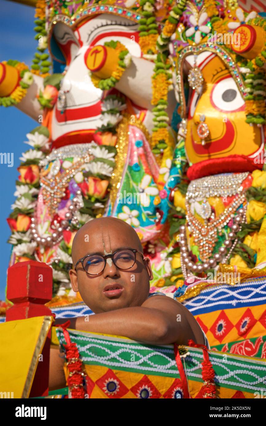 Il Festival annuale di Rathayatra per Lord Krishna e i suoi devoti promenades lungo la spianata di Hove ogni anno. Krishna nella sua forma di Jagannatha è tirato avanti su un grande giuggernaut di legno. Particolare di fronte di giuggernaut Foto Stock Il Festival annuale di Rathayatra per Lord Krishna e i suoi devoti promenades lungo la spianata di Hove ogni anno. Krishna nella sua forma di Jagannatha è tirato avanti su un grande giuggernaut di legno. Particolare di fronte di giuggernaut Foto Stock