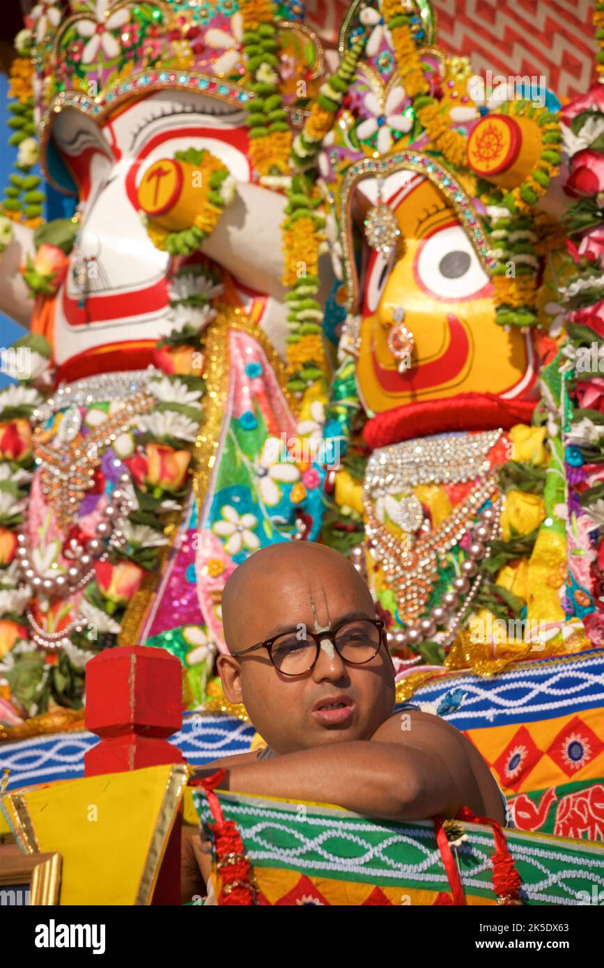 Il Festival annuale di Rathayatra per Lord Krishna e i suoi devoti promenades lungo la spianata di Hove ogni anno. Krishna nella sua forma di Jagannatha è tirato avanti su un grande giuggernaut di legno. Particolare di fronte di giuggernaut Foto Stock Il Festival annuale di Rathayatra per Lord Krishna e i suoi devoti promenades lungo la spianata di Hove ogni anno. Krishna nella sua forma di Jagannatha è tirato avanti su un grande giuggernaut di legno. Particolare di fronte di giuggernaut Foto Stock