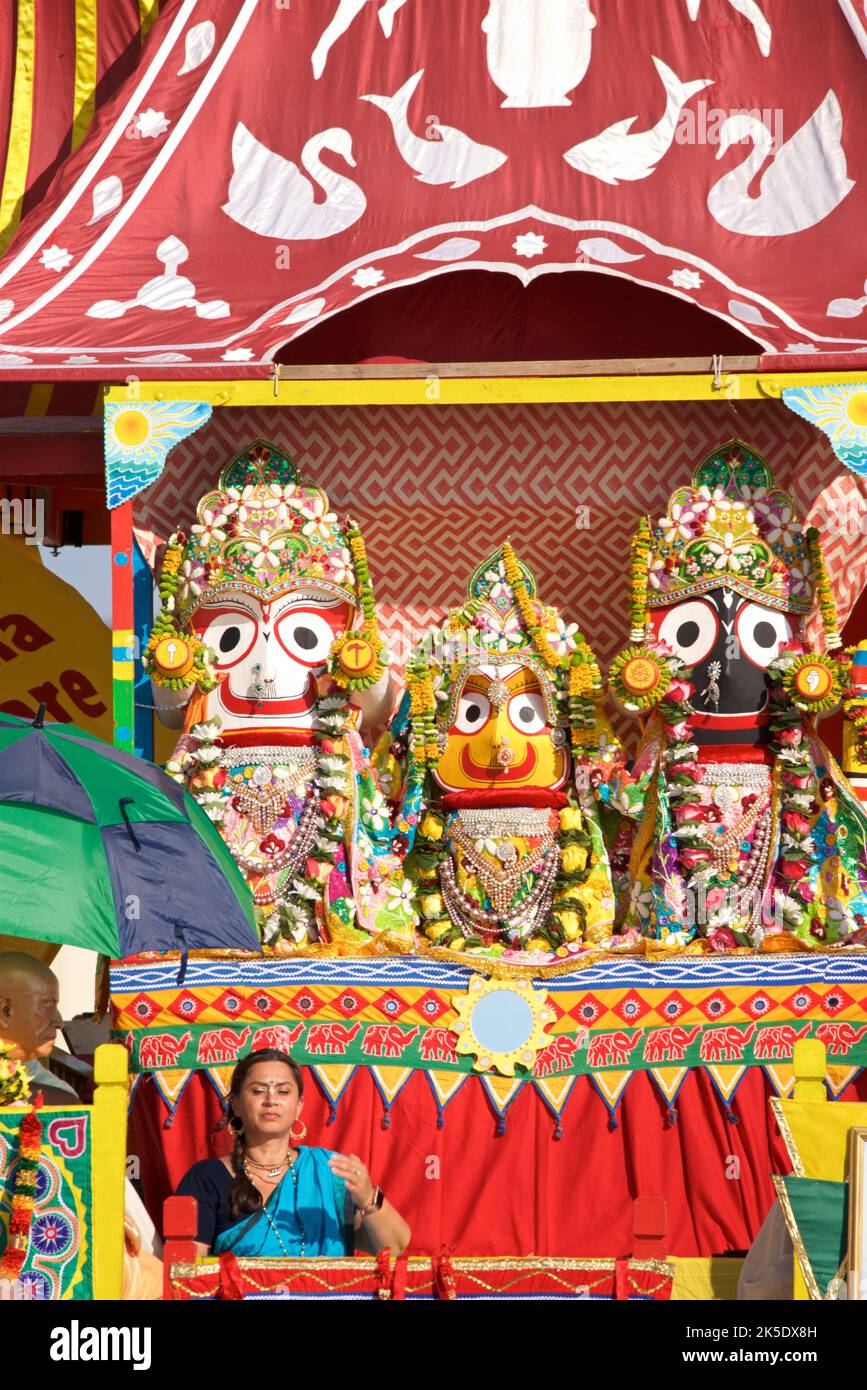 Dettaglio della processione di Hare Krishna juggernaut, Brighton & Hove, Inghilterra. Il Festival annuale di Rathayatra per Lord Krishna e i suoi devoti promenade ogni anno lungo la spianata di Hove. Krishna nella sua forma di Jagannatha è tirato lungo su un grande juggernaut di legno. Foto Stock Dettaglio della processione di Hare Krishna juggernaut, Brighton & Hove, Inghilterra. Il Festival annuale di Rathayatra per Lord Krishna e i suoi devoti promenade ogni anno lungo la spianata di Hove. Krishna nella sua forma di Jagannatha è tirato lungo su un grande juggernaut di legno. Foto Stock