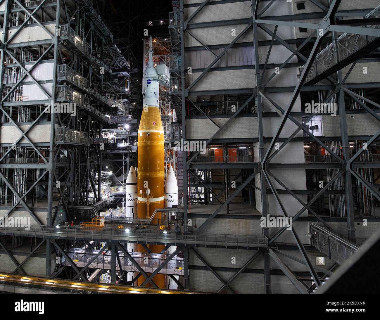 Il razzo Space Launch System (SLS) della NASA con la navicella spaziale Orion a bordo viene visto in cima a un lanciatore mobile a High Bay 3 del Vehicle Assembly Building prima di lanciarsi al Launch Complex 39B per la prima volta, mercoledì 16 marzo 2022, al Kennedy Space Center della NASA in Florida. In vista del test di volo Artemis i della NASA, il razzo SLS e la navicella spaziale Orion, completamente impilati e integrati, saranno sottoposti a una prova di vestito bagnato al Launch Complex 39B per verificare i sistemi e praticare le procedure di conto alla rovescia per il primo lancio. Foto Stock