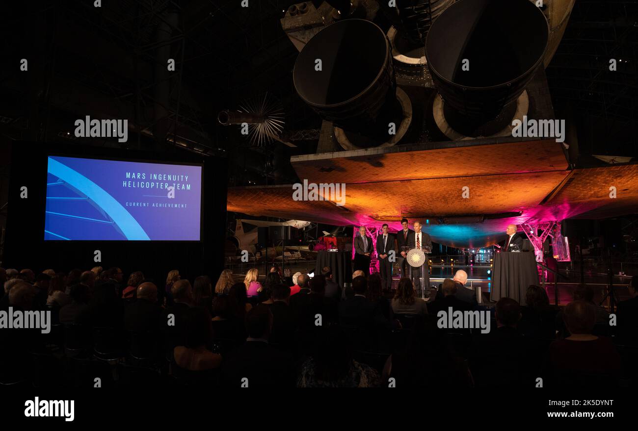 Il direttore provvisorio del JPL della NASA, il tenente generale Larry James, ha fatto osservazioni il 24 marzo 2022, dopo aver accettato il Michael Collins Trophy per i risultati attuali per il Mars Ingenuity Helicopter Team presso lo Smithsonian National Air and Space Museum's Udvar-Hazy Center a Chantilly, Virginia. Foto Stock