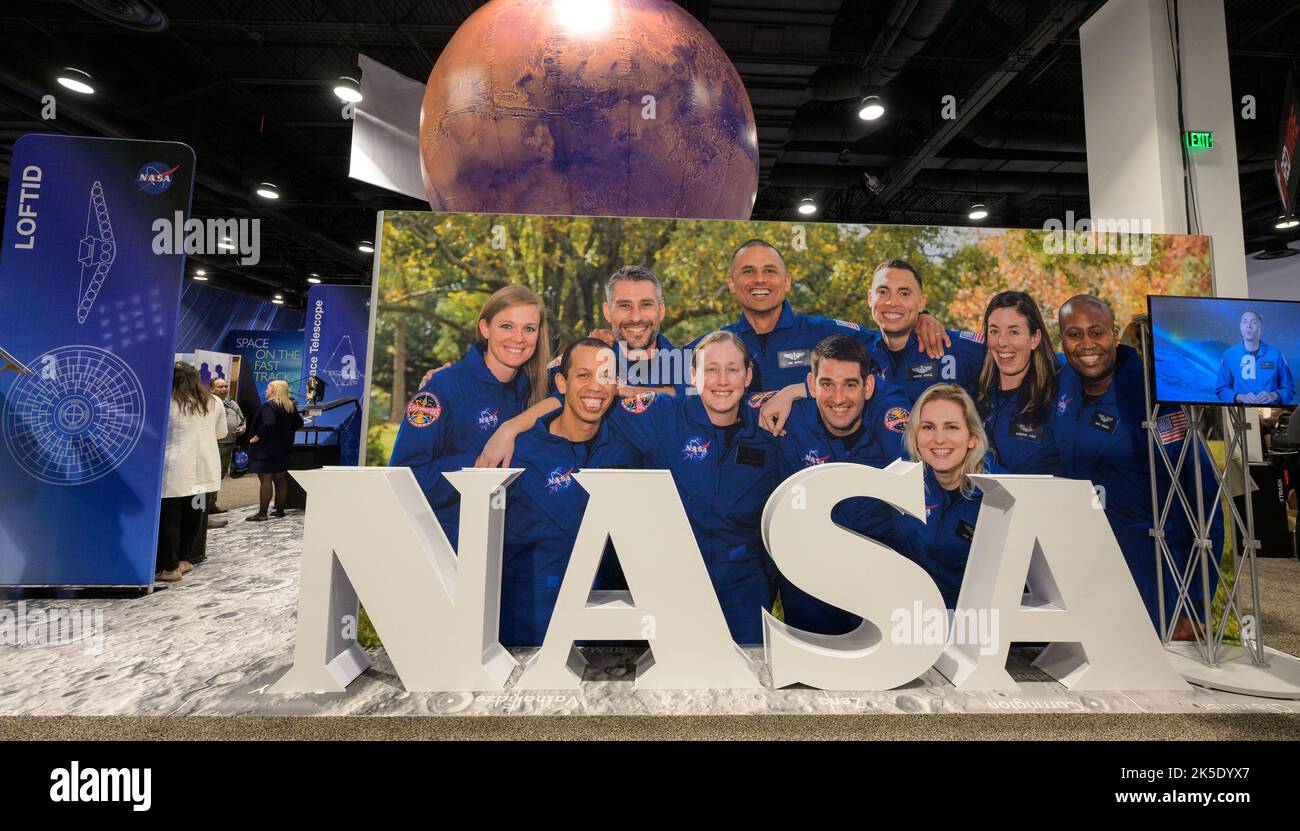 Al 37th Space Symposium il 5 aprile 2022, i visitatori hanno partecipato alla mostra della NASA presso il Broadmoor Hotel a Colorado Springs per conoscere i programmi e le missioni spaziali attuali. Foto Stock