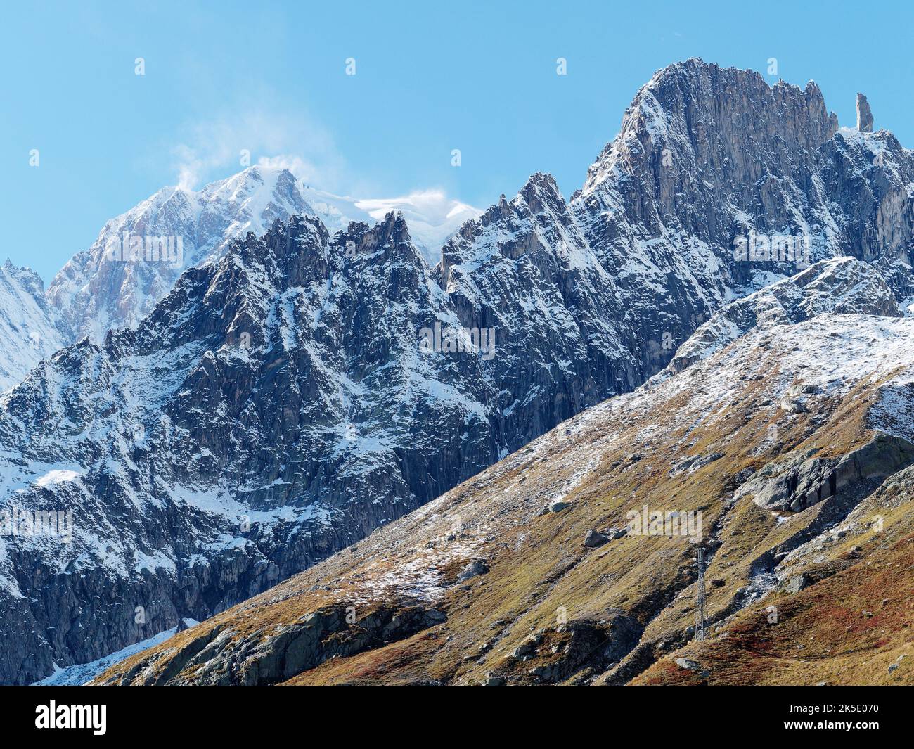Scenario con formazioni rocciose frastagliate al di fuori del punto intermedio della funivia Monte Bianco, Valle d'Aosta Italia. Foto Stock