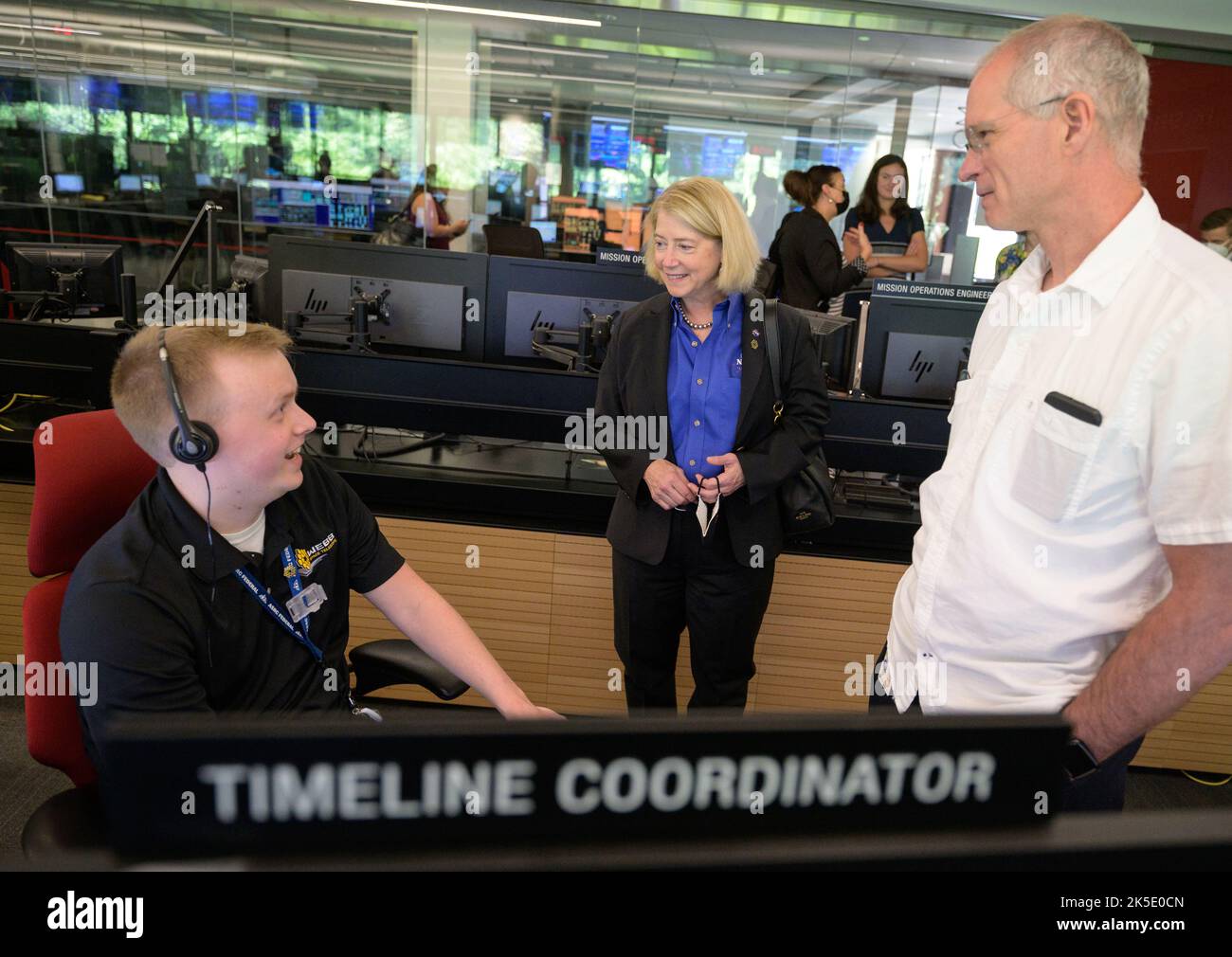 Il 29 giugno 2022, il vice amministratore della NASA Pam Melroy ha visitato il JWST Mission Operations Center con Matt Wasiak e Ron Jones, esaminando i preparativi finali e i piani scientifici per il primo anno di Webb. Foto Stock