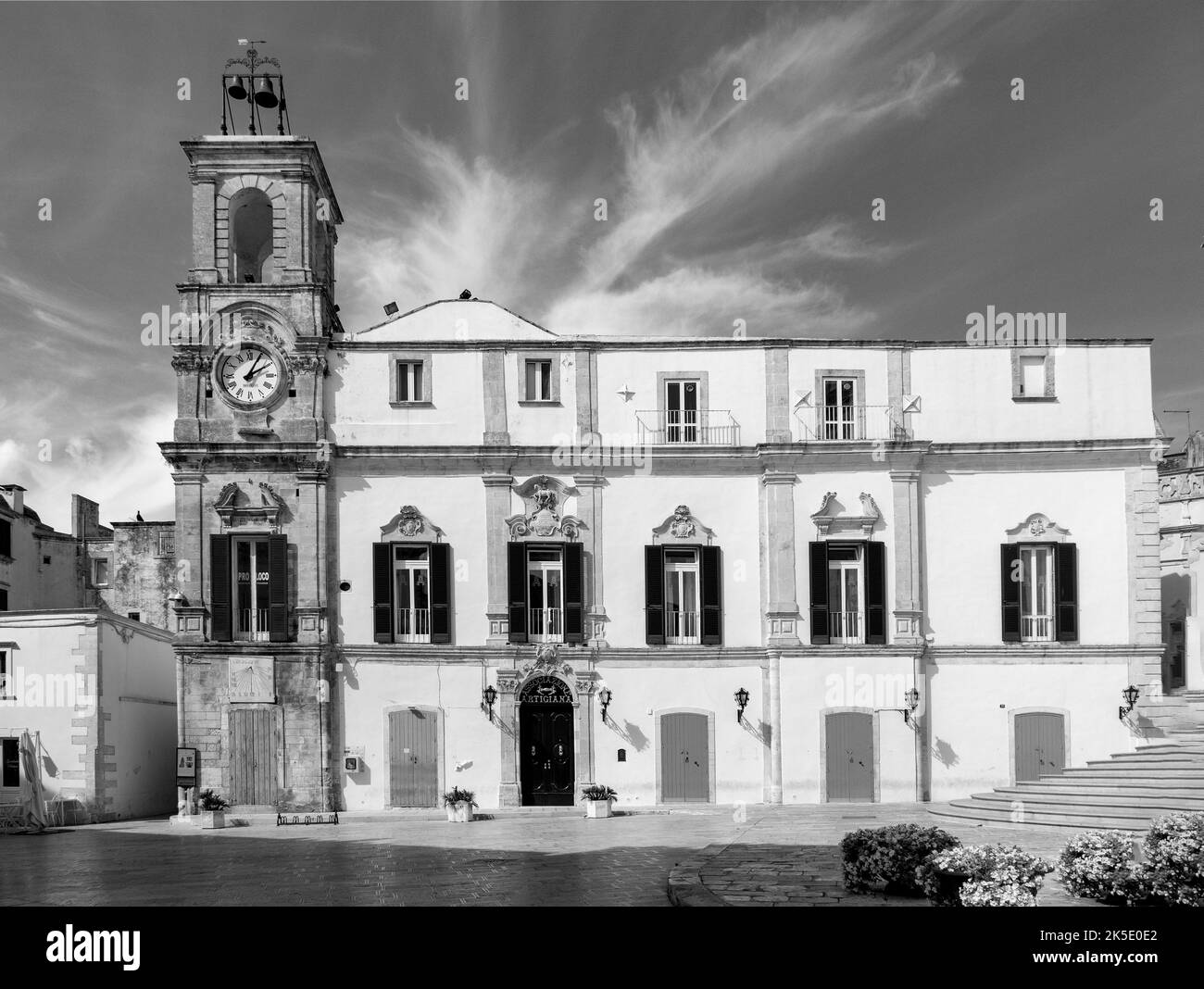 Antico palazzo universitario con torre dell'orologio in piazza plebiscito a Martina Franca Foto Stock