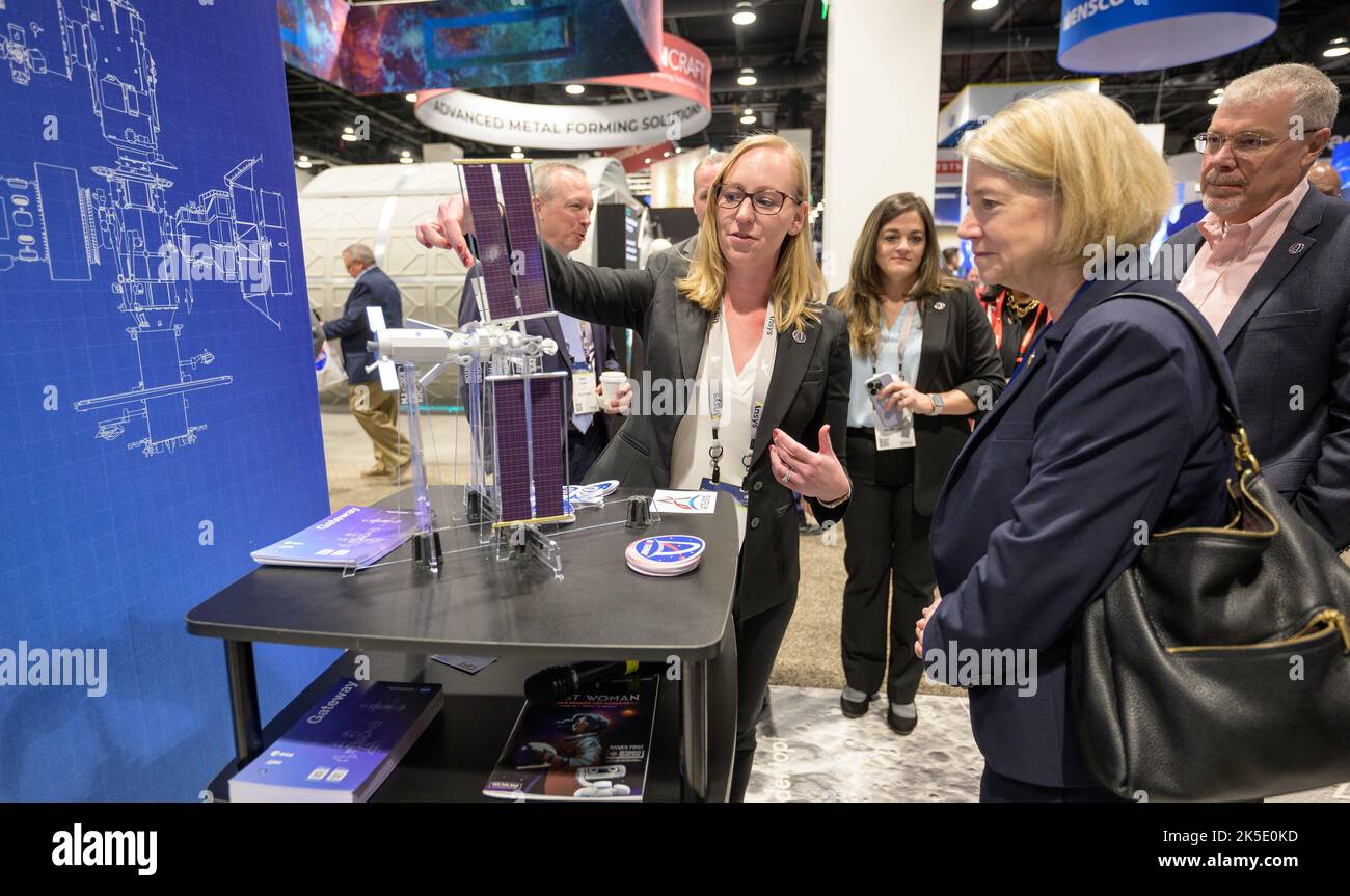 Il vice amministratore della NASA Pam Melroy incontra i colleghi alla NASA Exhibit durante il 37th Space Symposium a Colorado Springs, Colorado, il 6 aprile 2022, per discutere i progetti e i programmi delle agenzie. Foto Stock