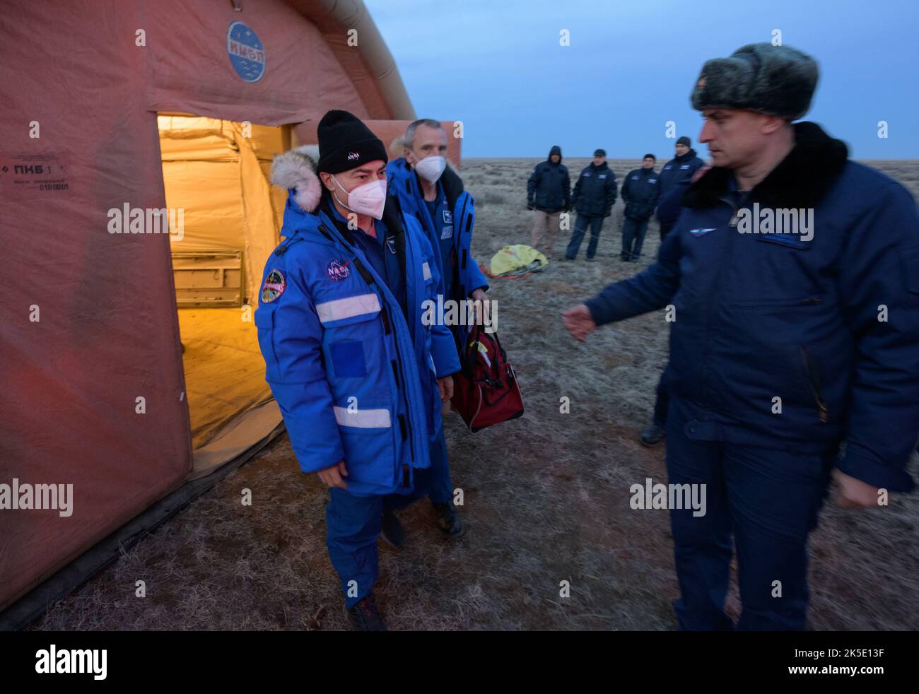 L'astronauta della spedizione 66 Mark Vande Hei esce da una tenda medica in Kazakistan per salire a bordo di un elicottero russo dopo l'atterraggio a Sojuz MS-19 con i cosmonauti Anton Shkaplerov e Pyotr Dubrov. Vande Hei ha completato 355 giorni nello spazio, il volo spaziale più lungo degli Stati Uniti. Foto Stock