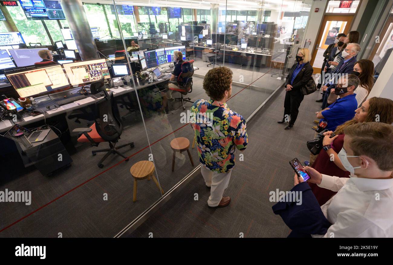 PAM Melroy visitò il James Webb Space Telescope Mission Operations Center presso la STScI di Baltimora il 29 giugno 2022, dopo aver dato un briefing sui preparativi scientifici finali del telescopio e sui piani di missione del primo anno. Foto Stock