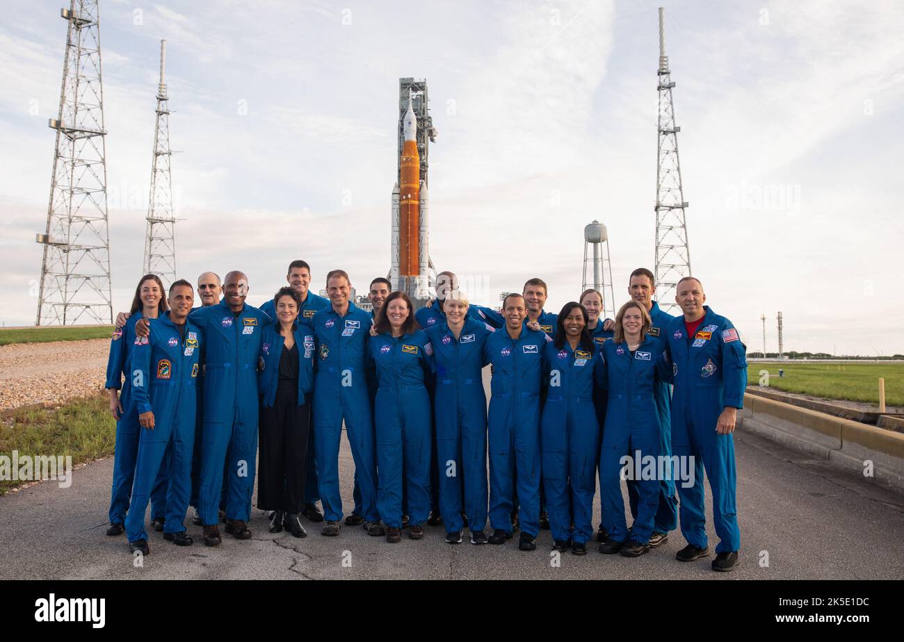 Gli astronauti e gli astronauti candidati della NASA e dell’Agenzia spaziale canadese posano per una fotografia davanti al sistema di lancio spaziale Artemis i della NASA e alla navicella spaziale Orion in cima al lanciatore mobile sul pad al Launch Complex 39B il 28 agosto 2022. Gli astronauti sono, da sinistra a destra: Christina Birch, candidato astronauta della NASA; Joe Acaba, astronauta della NASA; Don Pettit, Astronauta della NASA; Victor Glover, astronauta della NASA; Jessica Meir, astronauta della NASA; Jeremy Hansen, astronauta dell'agenzia spaziale canadese; Stan Love, astronauta della NASA; Jack Hathaway, candidato astronauta della NASA; Shannon Walker, astronauta della NASA; Andre Dou Foto Stock