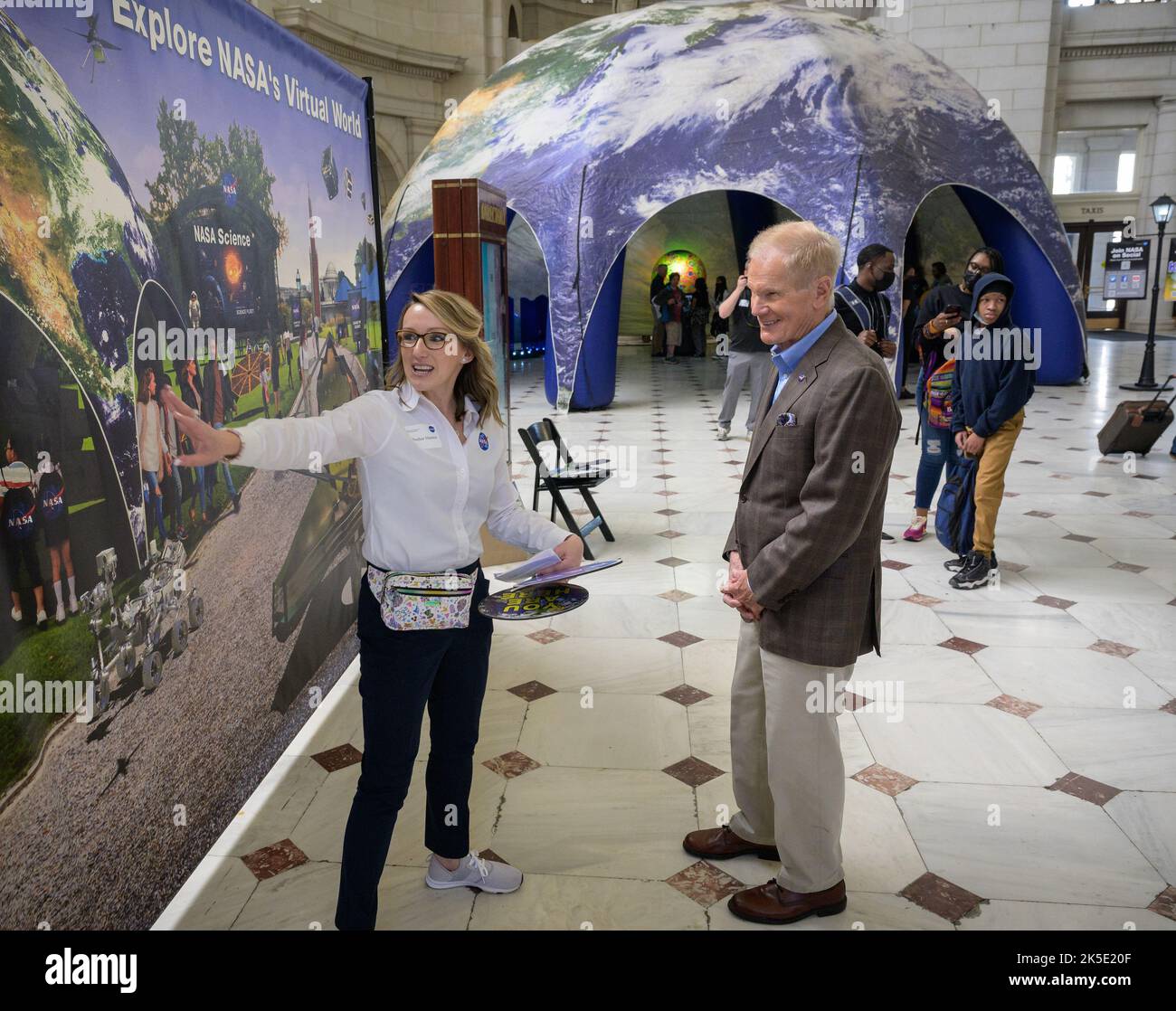 L'amministratore della NASA Bill Nelson ha parlato con Heather Hanson del Goddard Space Flight Center alla Union Station, Washington, D.C., il 22 aprile 2022, evidenziando la giornata della Terra e le mostre interattive della NASA. Foto Stock