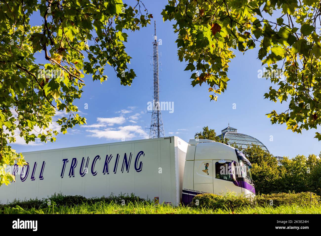 Il bellissimo Rock N Roll Truck si vede qui parcheggiato in primo piano del famoso Alexandra Palace di Londra e dell'iconica Transmitter Tower Foto Stock