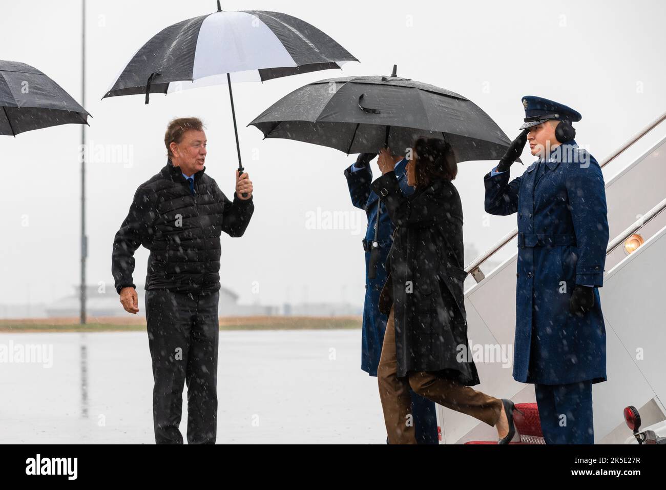 Connecticut Gov. Ned Lamont saluta la Vicepresidente Kamala Harris mentre si stacca dall'Air Force Two alla base della Guardia Nazionale di Bradley Air, East Granby, Connecticut, 5 ottobre 2022. Harris si è recato in Connecticut per parlare a un evento tenutosi presso la Central Connecticut state University. (STATI UNITI Foto dell'esercito di Sgt. Matteo Lucibello) Foto Stock