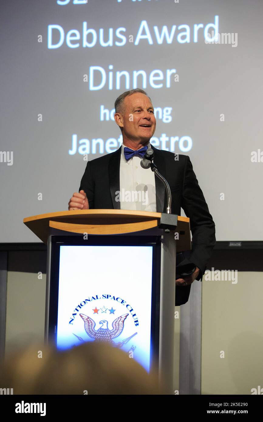 Scott Henderson, vice presidente di test and Operations presso Blue Origin, ha parlato ad una cerimonia in onore del direttore del Kennedy Space Center Janet Petro con il Dr. Kurt H. Debus Award per i suoi contributi all'aerospaziale in Florida. Foto Stock