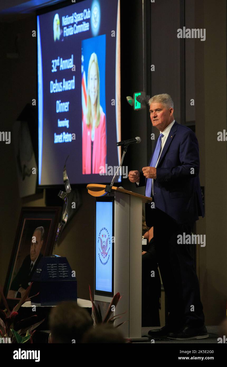 Bill Parsons, vice presidente dei programmi di spazio umano a Peraton, interviene in occasione di una cerimonia che onorerà il direttore del Kennedy Space Center Janet Petro con il Dr. Kurt H. Debus Award il 24 giugno 2022, presso il complesso turistico dello spazio della Florida. Il National Space Club Florida Committee ha conferito a Petro il prestigioso premio per i suoi contributi agli sforzi aerospaziali dell’America nello stato della Florida. Il premio, originario del 1990, prende il nome dal primo direttore di Kennedy. Foto Stock