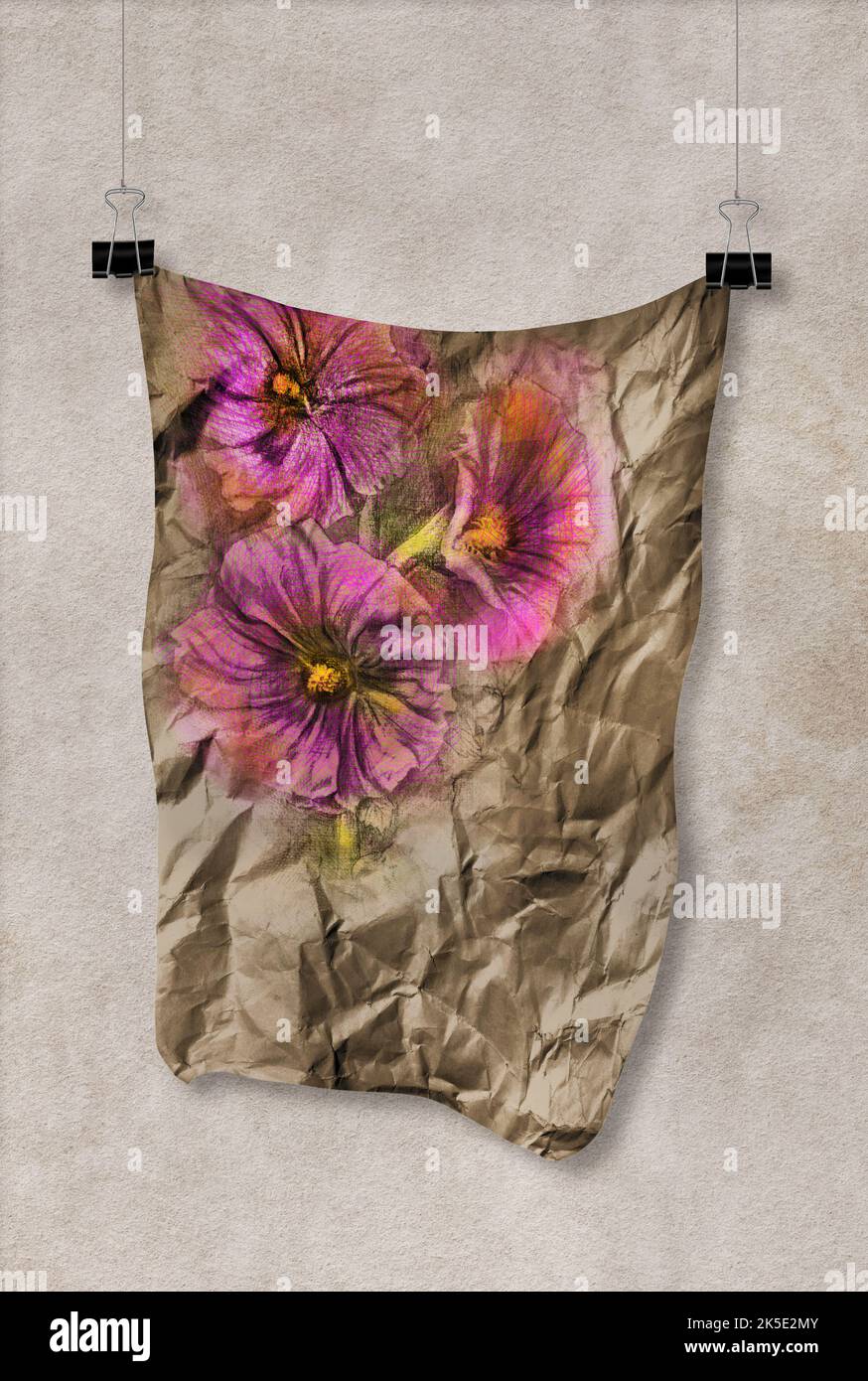Ecco un dipinto di fiori di hollyhock su un foglio di carta kraft sbriciolato e sta appeso a clip su corde. Questa è un'illustrazione 3-d. Foto Stock