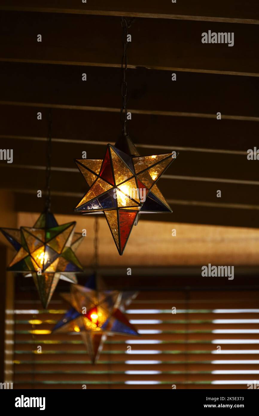 Lampada a sospensione in vetro colorato con design a stella Foto Stock