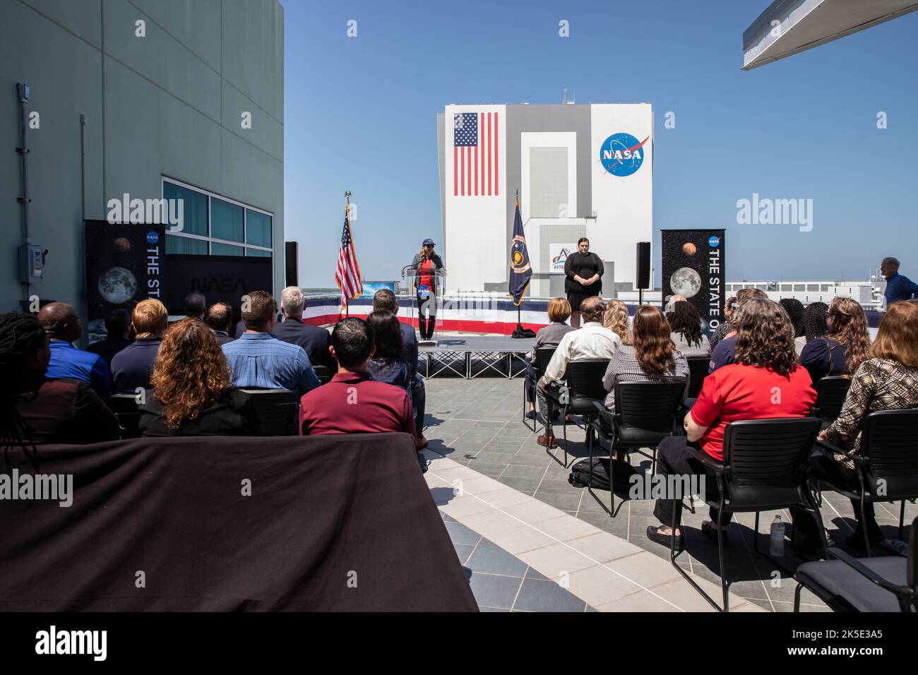 Il direttore del Kennedy Space Center Janet Petro si rivolge ai partecipanti prima che l'amministratore della NASA Bill Nelson consegna il 2022° discorso sullo stato della NASA il 28 marzo 2022 presso lo spaceport della Florida. Nelson ha evidenziato i piani della NASA per esplorare la Luna e Marte, affrontare il cambiamento climatico, promuovere l’equità razziale ed economica, e guidare la crescita economica sostenendo al contempo la leadership statunitense nell’aviazione e nell’innovazione aerospaziale. Foto Stock