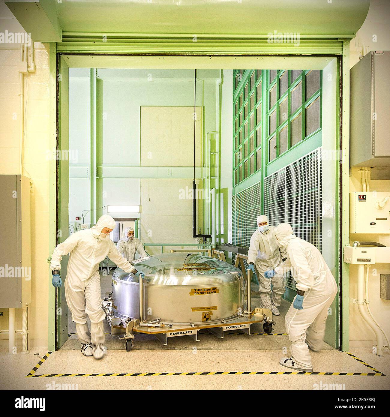 Qui il segmento di specchio primario dell'unità di prova tecnica del James Webb Space Telescope (JWST) che ritorna alla camera bianca presso il Goddard della NASA dopo il test presso il CIAF (Calibration, Integration, and Alignment Facility). Una versione ottimizzata di un'immagine NASA di Chris Gunn, un fotografo esperto. Credito: NASA/Chris Gunn. Solo per uso editoriale. Foto Stock