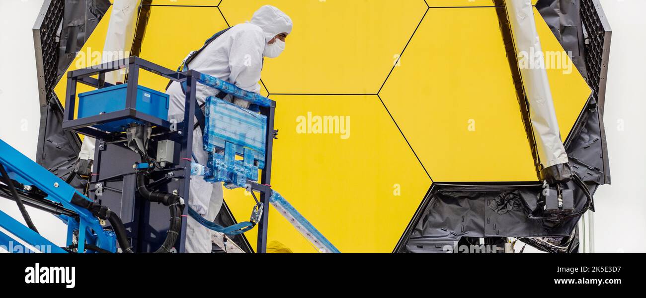 Preparazione del James Webb Space Telescope (JWST). James Webb Space Telescope della NASA nella camera pulita di Northrop Grumman, Redondo Beach, California. Una versione ottimizzata di un'immagine NASA di Chris Gunn, un fotografo esperto. Credito: NASA/Chris Gunn. Solo per uso editoriale. Foto Stock